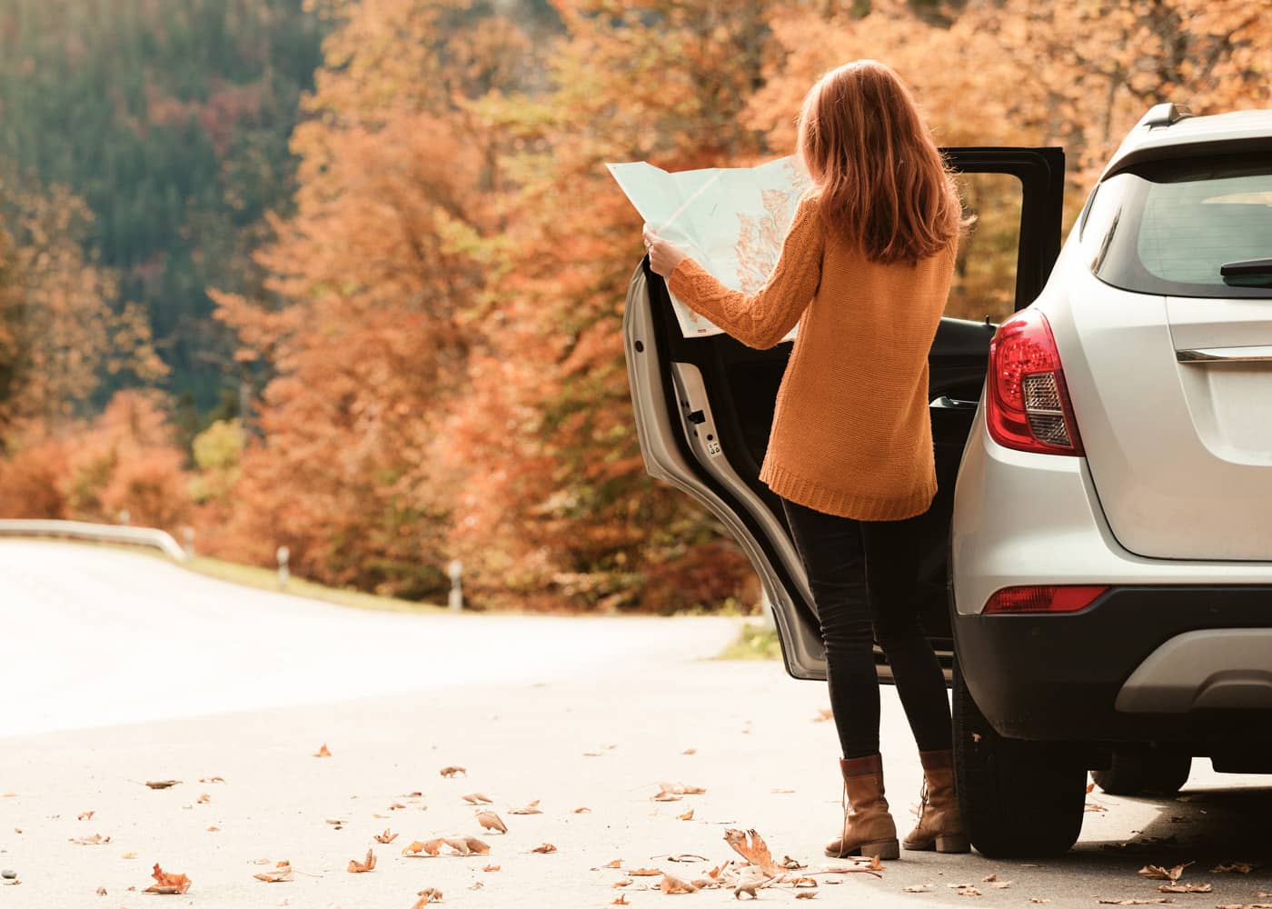 en vacances en voiture femme avec carte