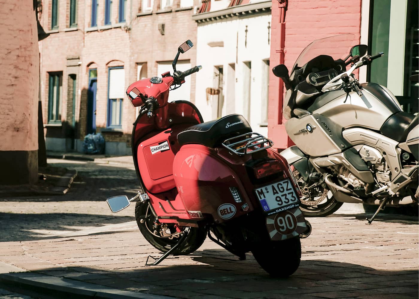 moto stationnée sur le trottoir